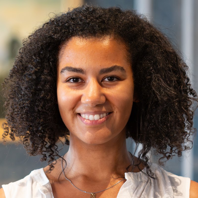 Portrait von Farina Owusu, Expert Consultant bei Janze & Janze.