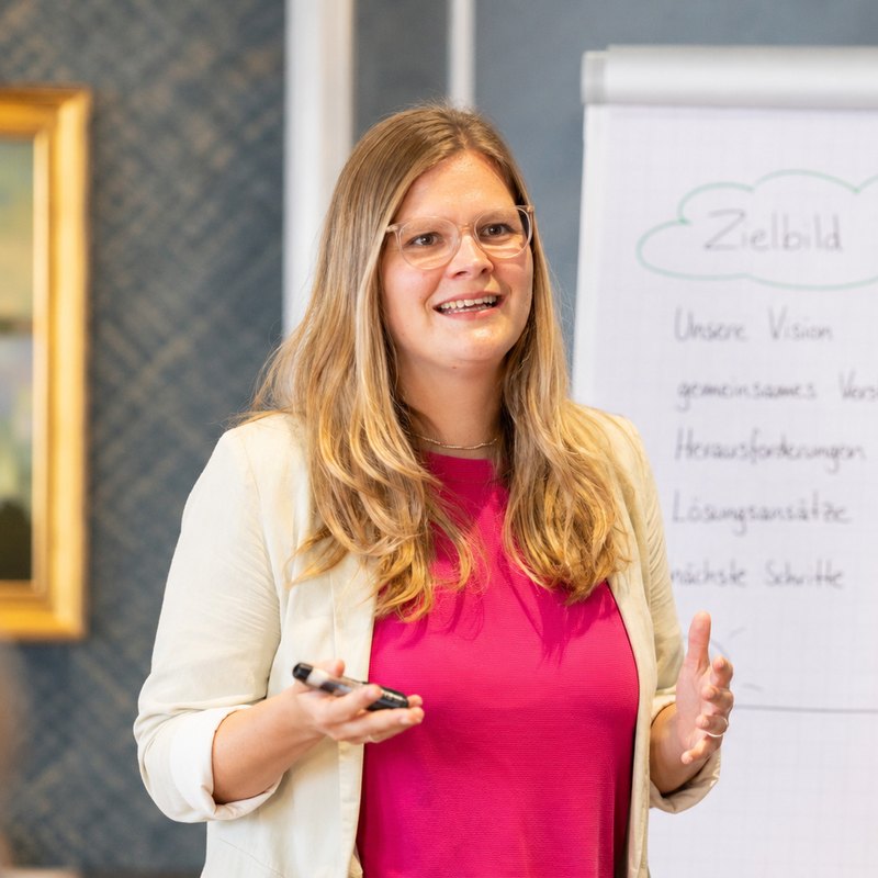 Helena Klöhr präsentiert vor einem Flipchart.